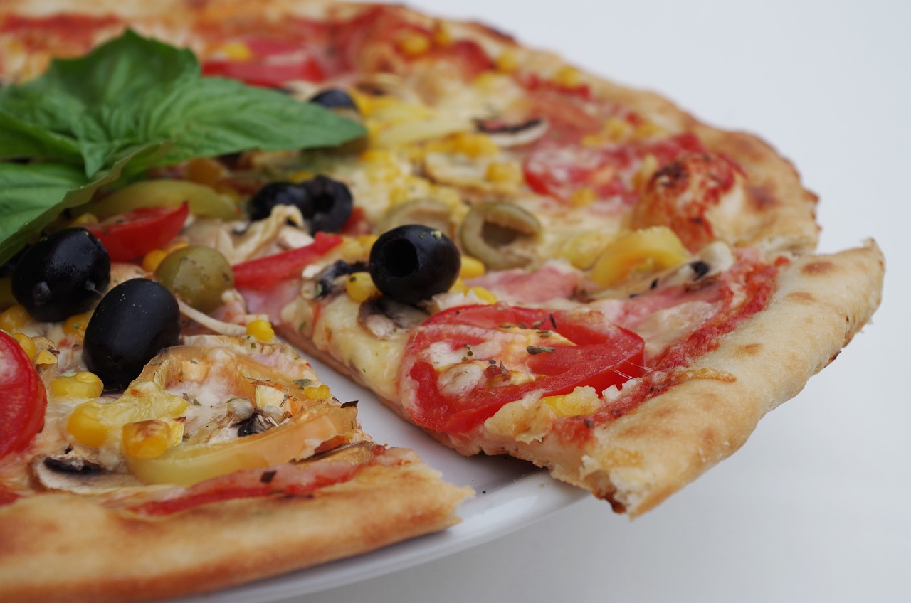 pizza, basil, olives-1081543.jpg